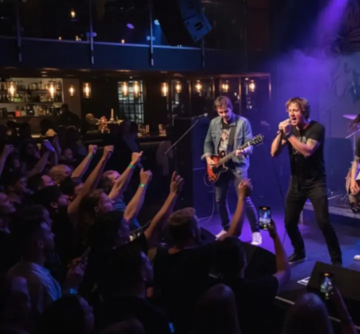 Élő koncert esemény Budapesten, színpad és közönség